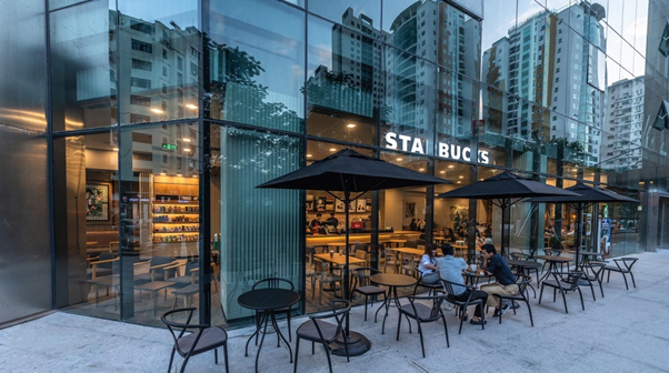 Café Starbucks tại tầng 1 dự án The Legend, bên cạnh Vinmart là hiệu bánh Paris Baguette