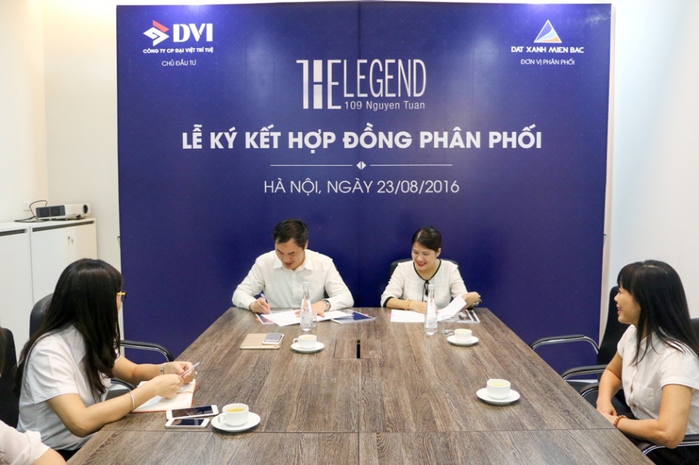 Lễ ký kết hợp đồng phân phối giữa chủ đầu tư Đại Việt Trí Tuệ và đơn vị Đất Xanh Miền Bắc